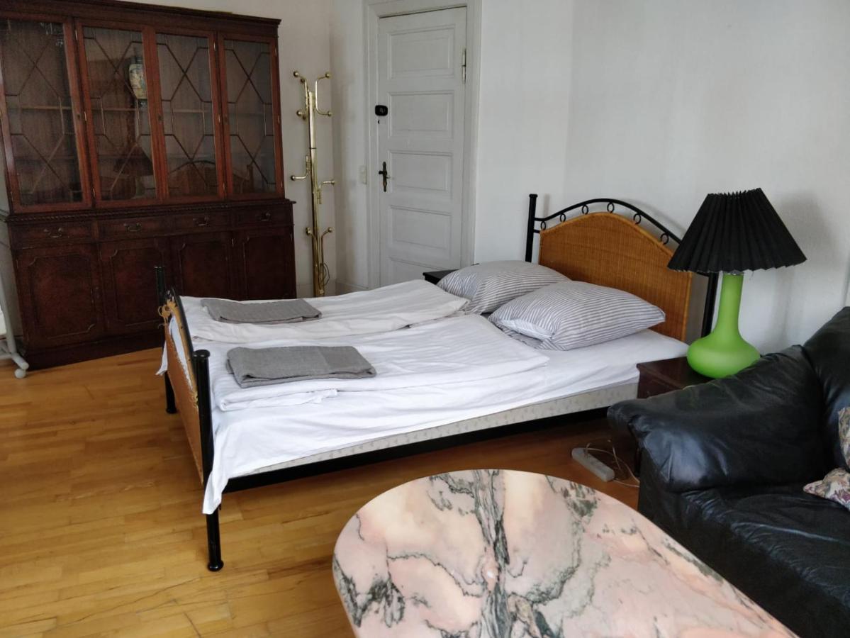 Quarto Duplo ou Twin Grande com Casa de Banho Partilhada.