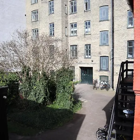 Rooms In Quiet Yellow Courtyard Apartment-2